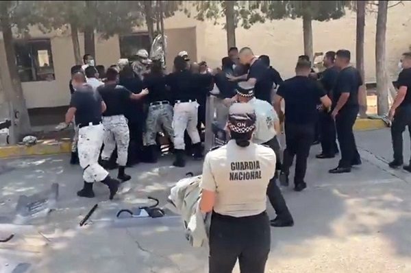 Elementos de la GN se van a los golpes durante práctica #VIDEO