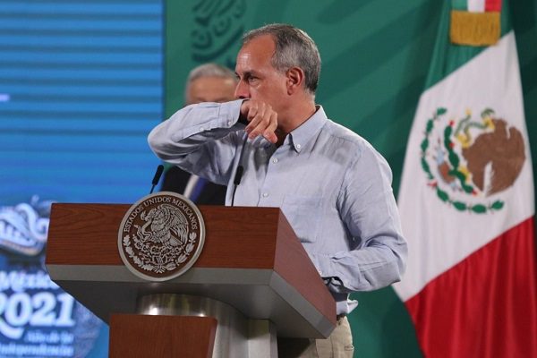 Con tos y sin cubrebocas, López-Gatell presenta avance de vacunación