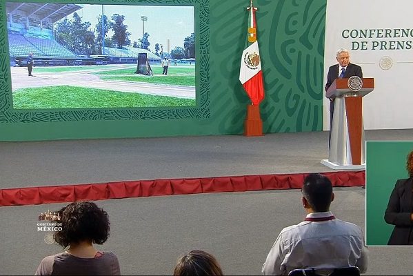 En la mañanera, AMLO presume su práctica de bateo con el "Zurdo" Ortíz