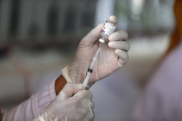 Encuentran que una sola dosis de vacuna antiCovid reduce 50% la transmisión