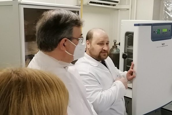 Ebrard concluye su visita a Rusia y se viraliza tras escribir tuit en ruso