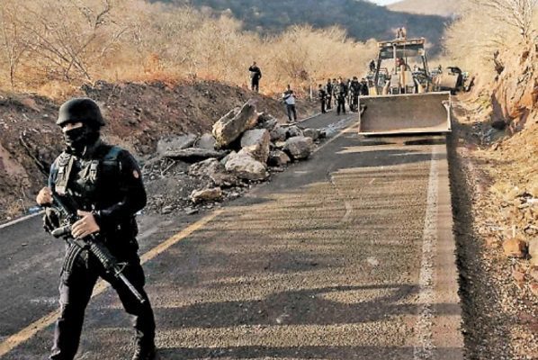 Ante inseguridad, habitantes de Aguililla piden asilo político a EU