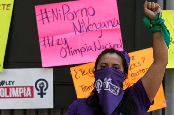 Feministas pernoctan en San Lázaro a favor de la Ley Olimpia