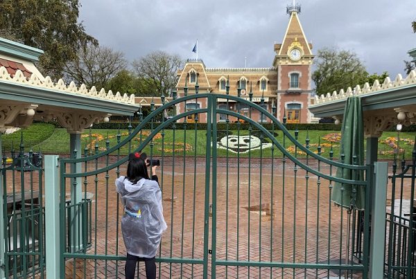 Tras 13 meses cerrado, reabre Disneyland California