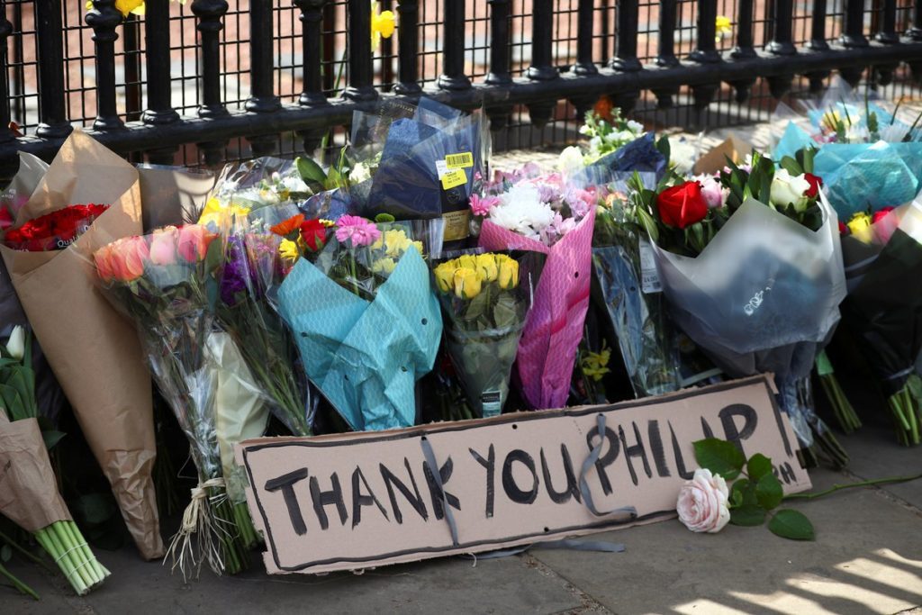 Cartas, flores y lágrimas, así despiden británicos al príncipe Felipe #IMÁGENES