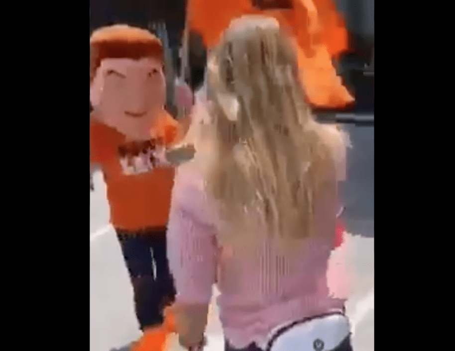 Samuel García ya tiene su propia botarga con tenis "fosfo fosfo" #VIDEO