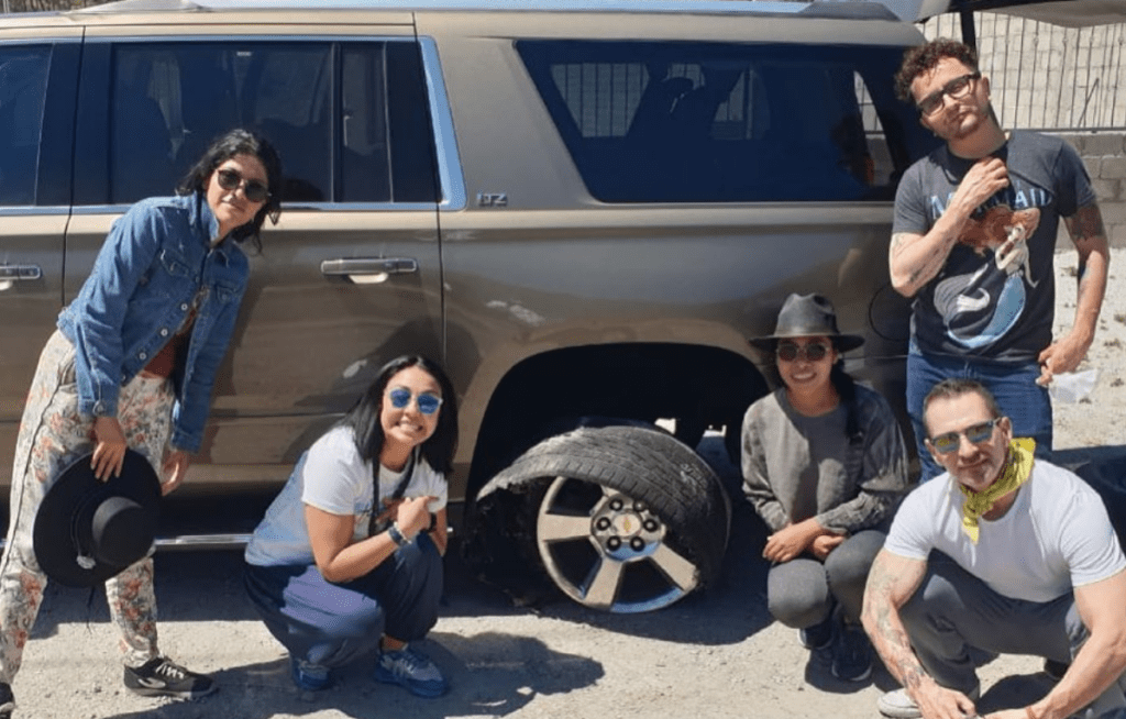 Yalitza Aparicio sufre accidente en carretera, se destroza llanta de su auto
