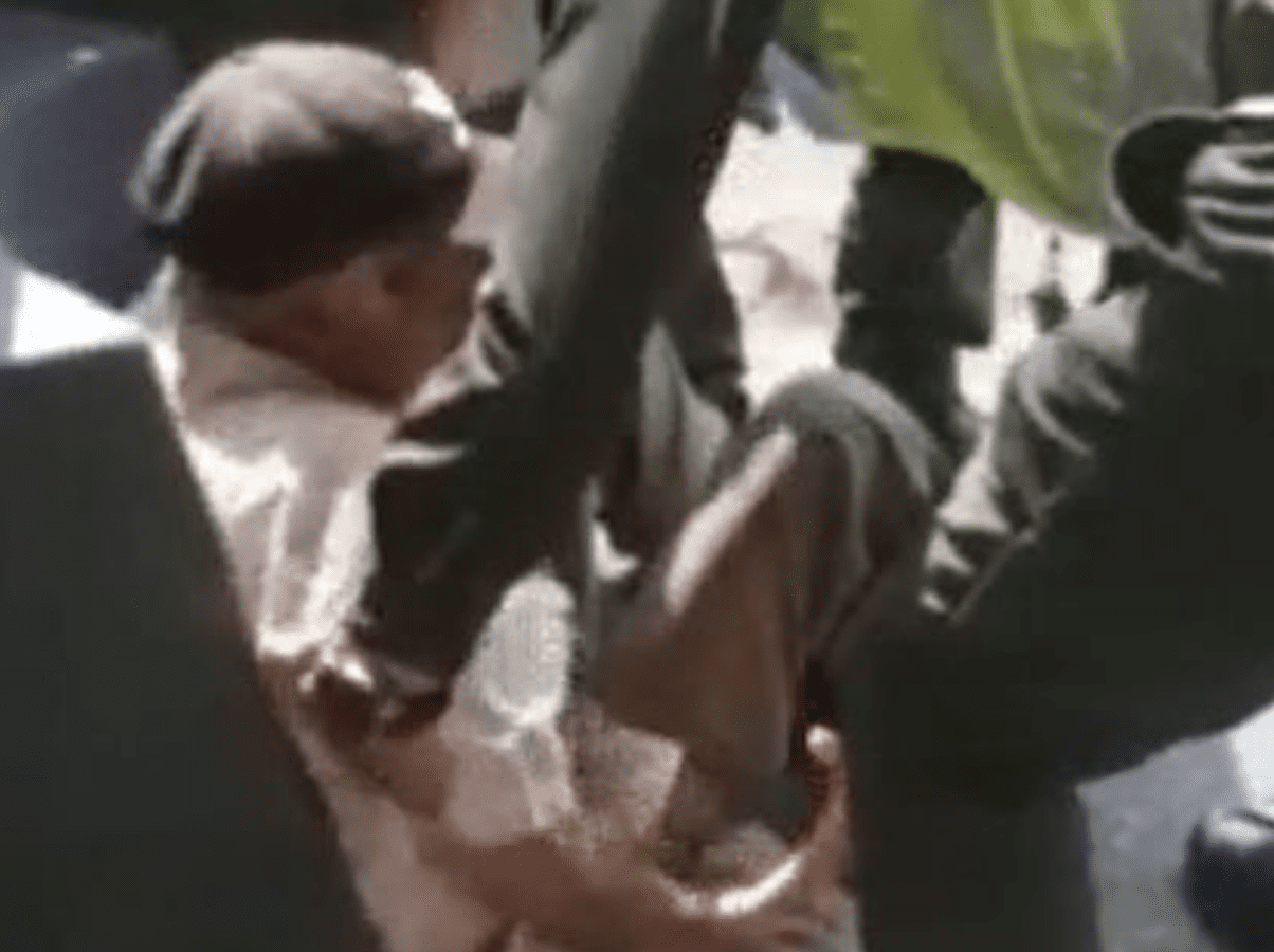 Policía ayuda a un adulto mayor deshidratado y desorientado y se viraliza