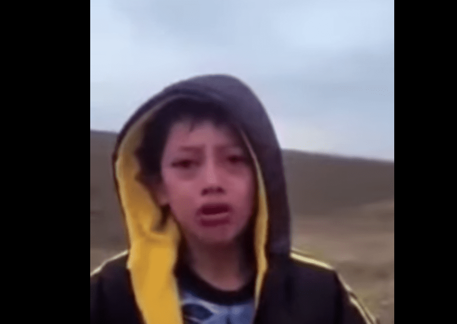#VIDEO muestra a niño migrante pidiendo ayuda en frontera de EUA