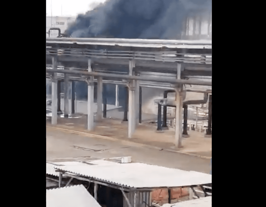Reporta Pemex incendio en refinería de Minatitlán, Veracruz