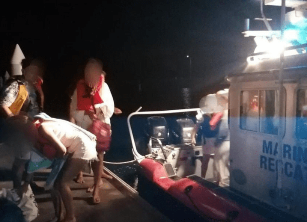Rescatan a 11 personas que estaban a la deriva en yate de Veracruz