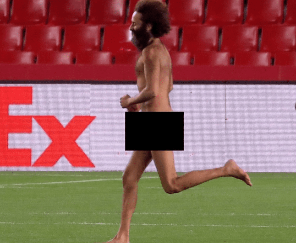 Hombre desnudo invade el partido del Granada vs United en la Europa League #VIDEO