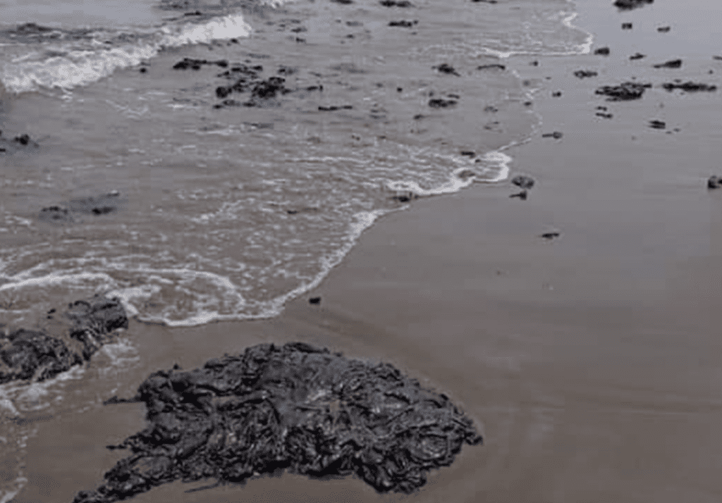 Aparecen manchas de Chapopote en más de 10 km de playas en Veracruz