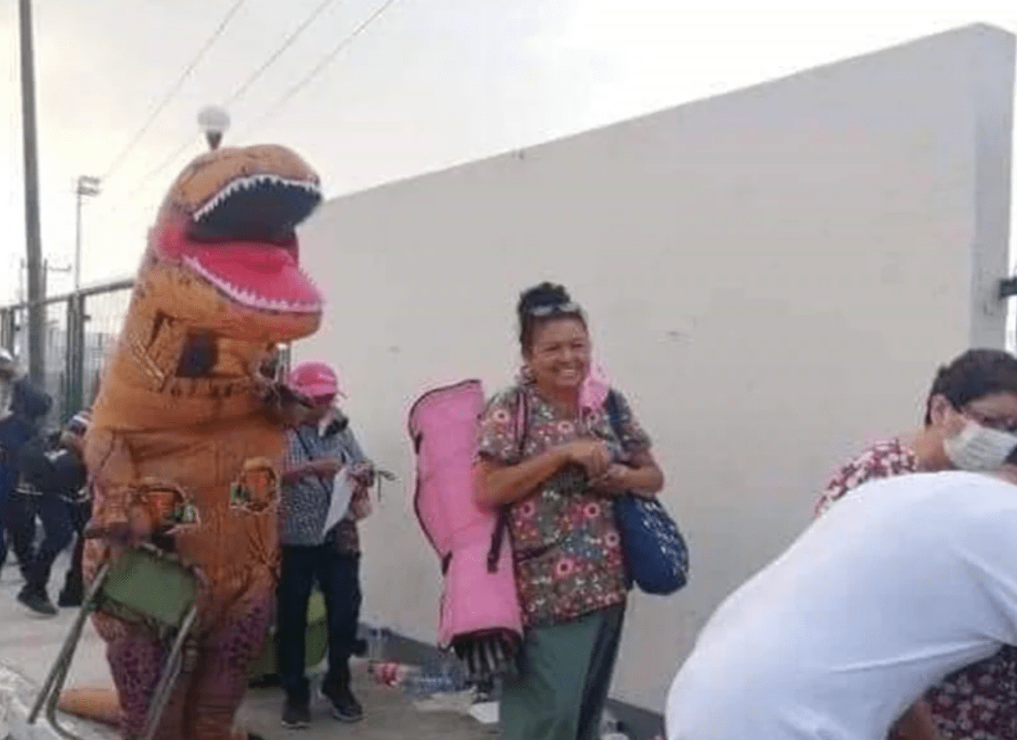 Joven se viste de dinosaurio para acompañar a su mamá a vacunarse en Tamaulipas