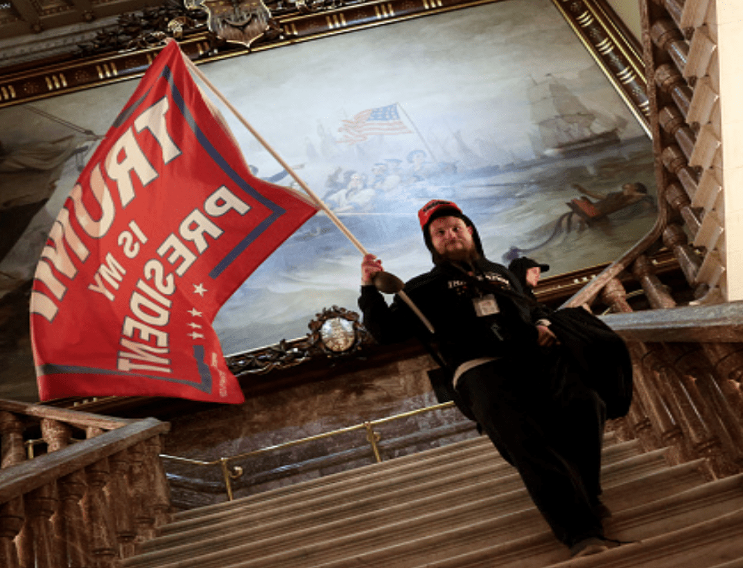 Un guitarrista de heavy metal es el primer agitador del Capitolio que se declara culpable