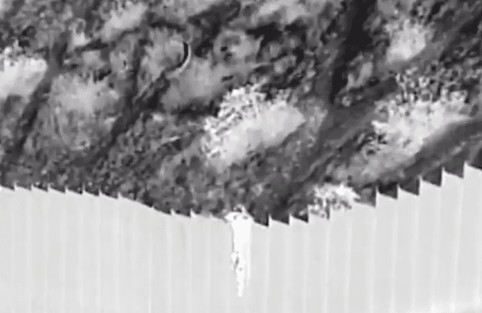 Traficante lanza a bebé inmigrante en muro fronterizo a 18 pies de altura #VIDEO