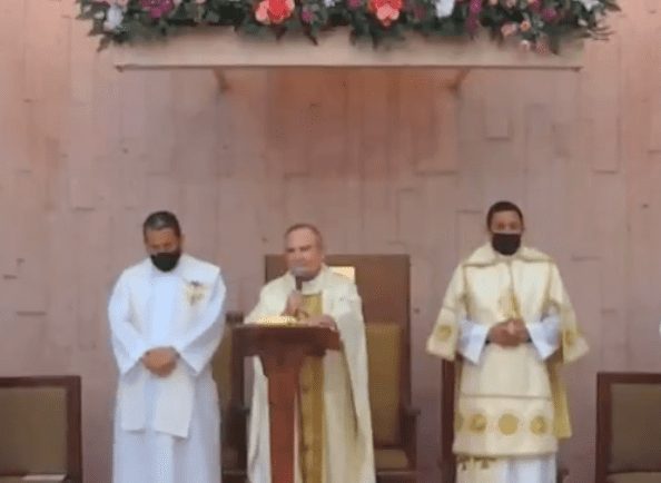 Sacerdote hace proselitismo en misa para candidato del PES #VIDEO