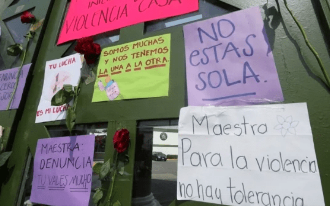 "No estás sola", apoyan a maestra de la UAEMéx con carteles