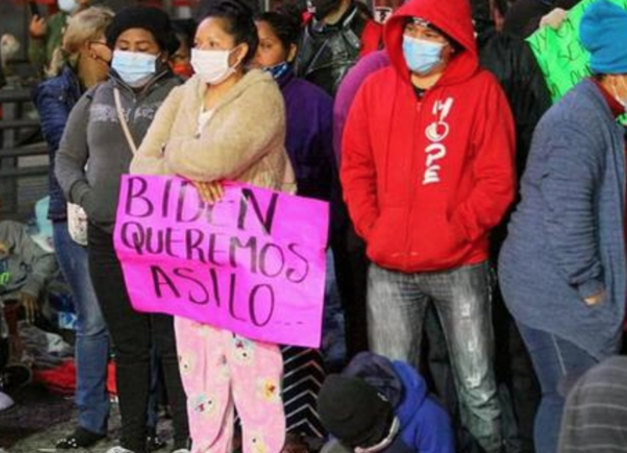 Migrantes protestan en frontera de EUA, piden asilo