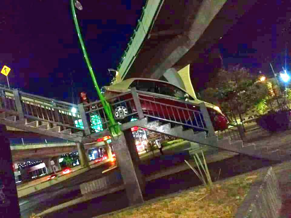 Taxista cruza puente peatonal ¡con todo y auto! en Naucalpan