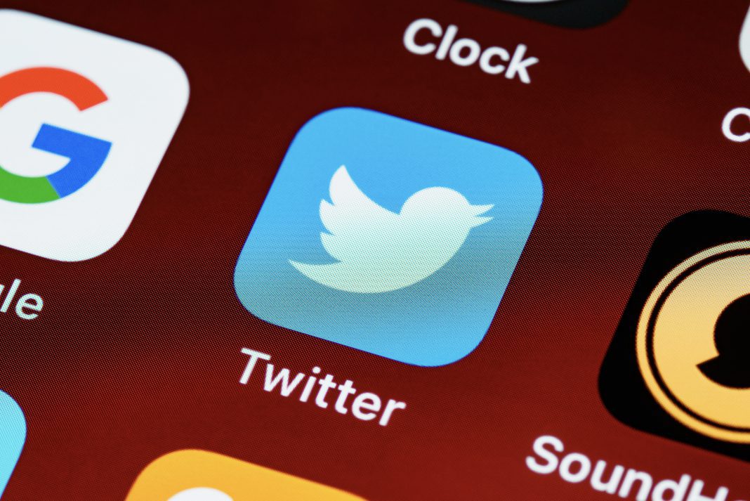 Impone Rusia multa de 116 mil dólares a Twitter, por no eliminar contenidos