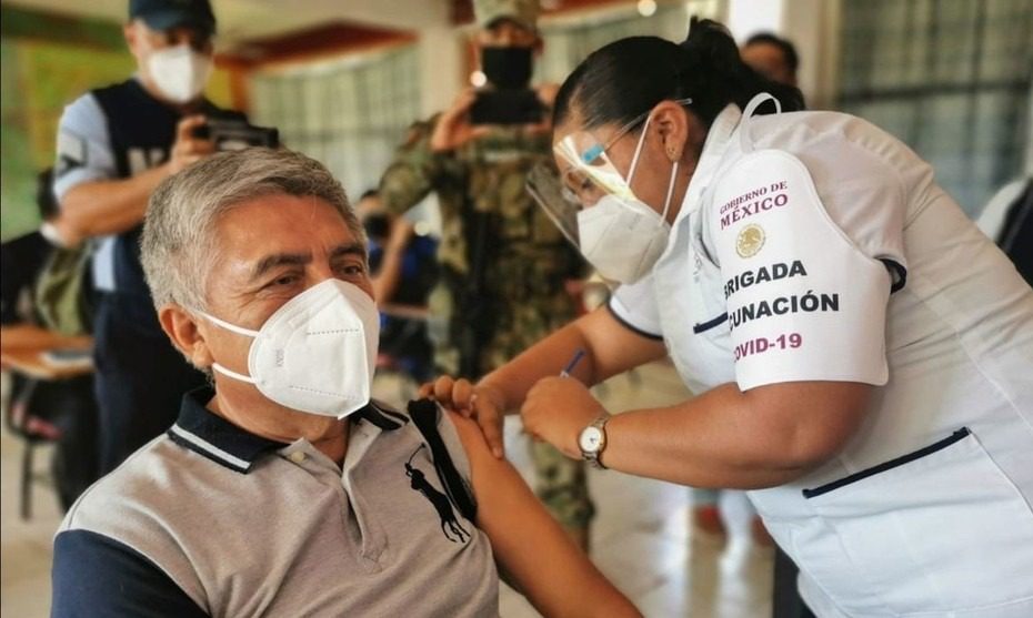 Docentes de México serán inmunizados con vacuna CanSino