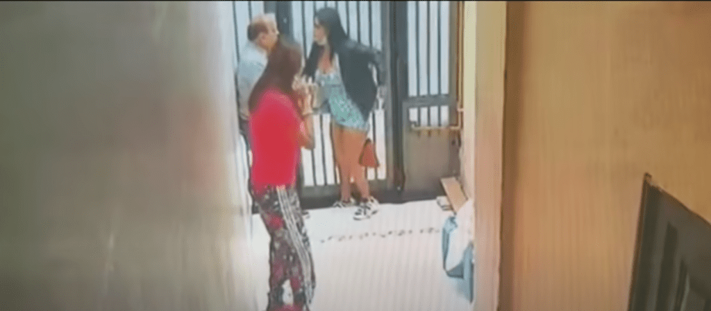 Mujer amenazó con cuchillo a sus jefes, tras haber sido despedida #VIDEO