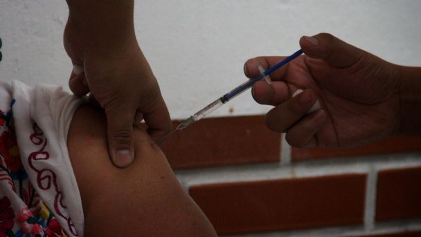 Detienen a sujetos que disfrazados de abuelitos lograron vacunarse contra Covid