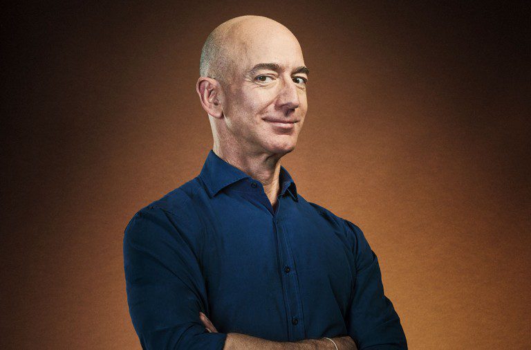 Jeff Bezos encabeza la lista de los más ricos del mundo, en medio de polémicas denuncias