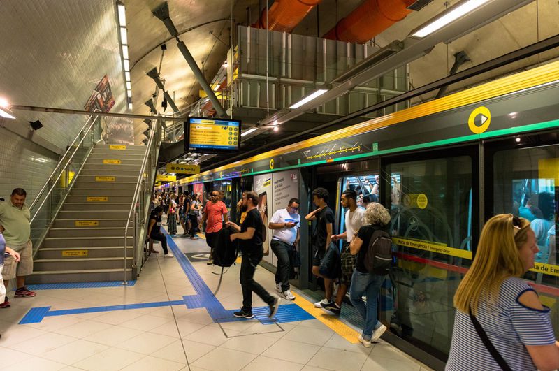 A martillazos atacan a mujer en Metro de Brasil