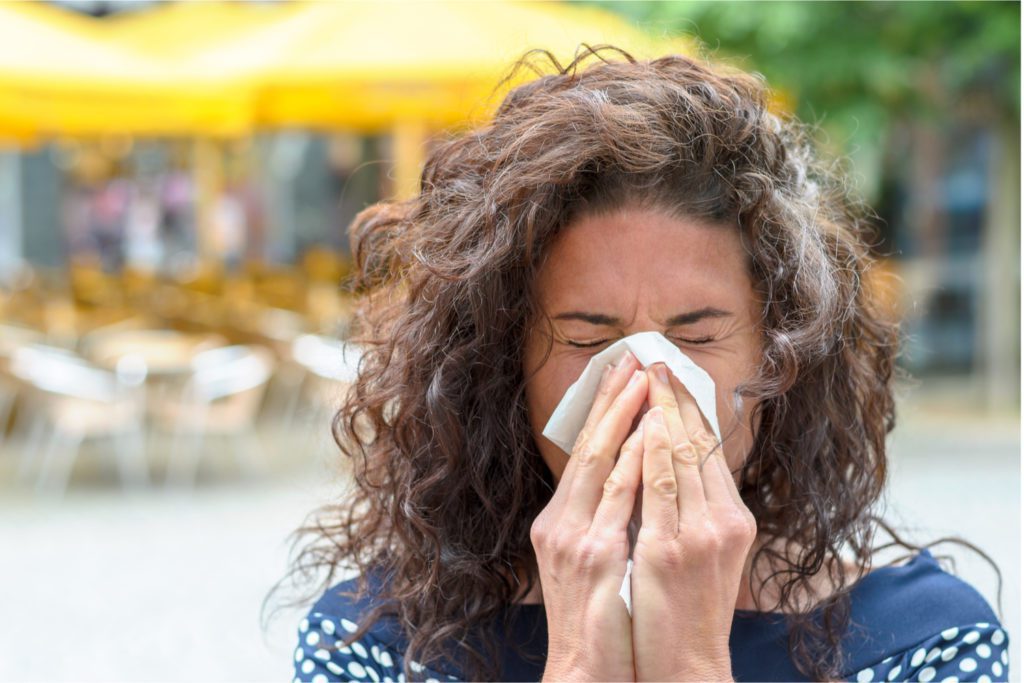 Cómo distinguir entre COVID-19 y una alergia estacional