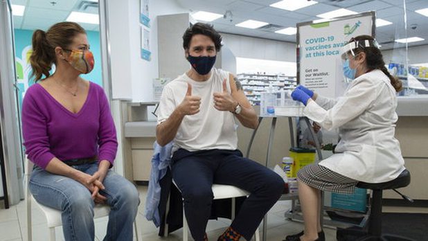 Justin Trudeau recibe primera dosis de vacuna anticovid #VIDEO