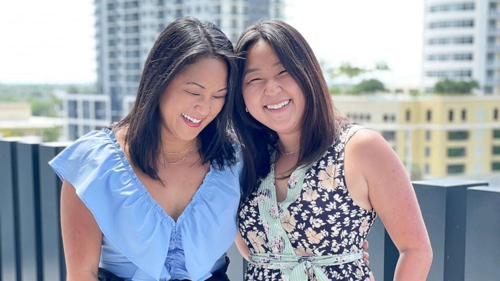 Gemelas separadas al nacer se reúnen más de 30 años después