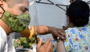 Arranca vacunación a maestros en Aguascalientes
