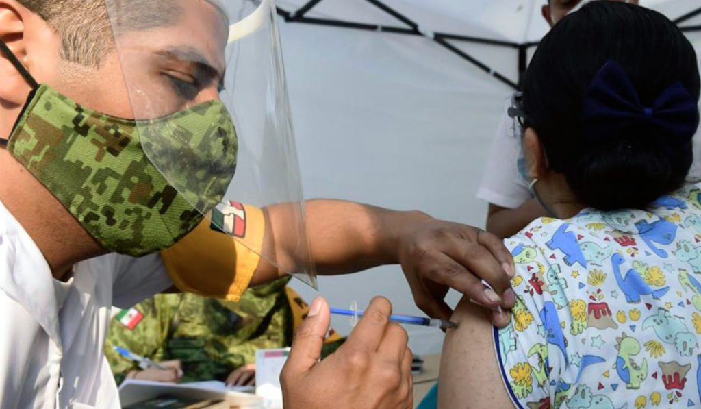 Arranca vacunación a maestros en Aguascalientes