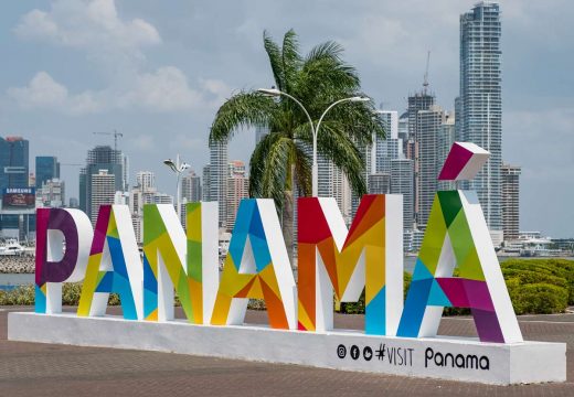 Diputada de Panamá propone deportar a extranjeros que hablen mal del país