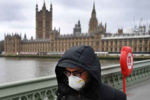 Reino Unido permitirá abrazos tras reducción de contagios y muertes por covid