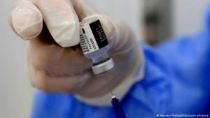 Detectan problemas cardiacos en jóvenes de EU tras recibir vacuna anticovid de Pfizer