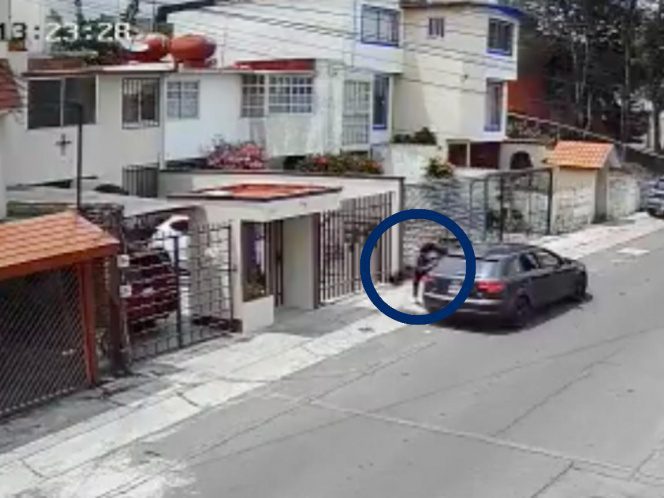 Joven lanza a su novia desde el auto en Naucalpan