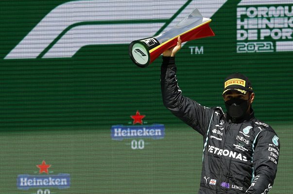 Hamilton gana el GP de Portugal y "Checo" Pérez termina en cuarto lugar