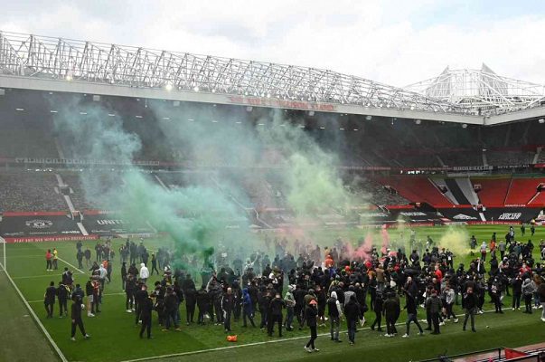 Fans del Manchester United invaden estadio exigiendo vender el club #VIDEOS