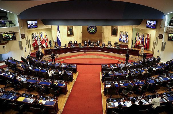 Tras destituir a magistrados, el Supremo de El Salvador lo declara inconstitucional
