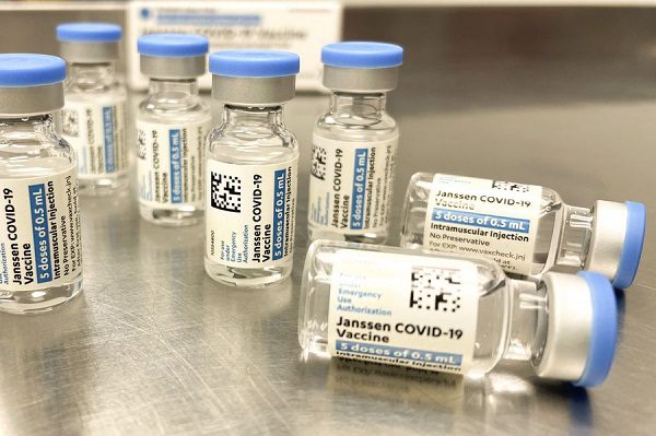 Por posibles casos de trombos, Dinamarca renuncia a usar vacuna J&J