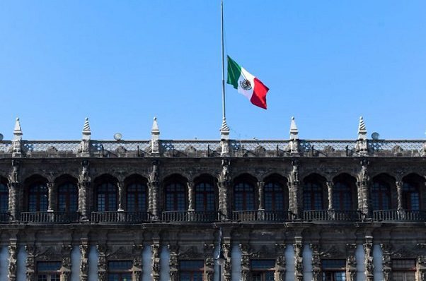 Bajan banderas a media asta por víctimas del colapso en la L12