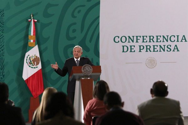 "No es para sacar raja", dice AMLO a dirigentes sindicales tras accidente en L12
