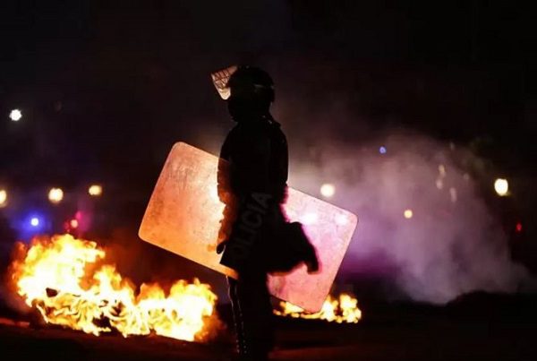 Incendian estación de policía con agente dentro, en Bogotá #VIDEO