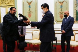 Steven Seagal le regala una katana a Nicolás Maduro #VIDEO