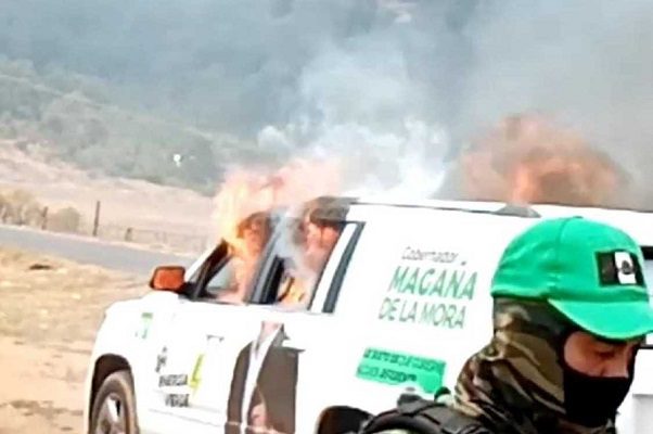 Grupo armado roba y quema camioneta del Partido Verde, en Michoacán #VIDEO