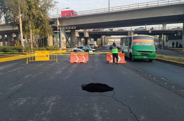 Se abre socavón sobre Eje 1 Norte, en la Venustiano Carranza #VIDEO