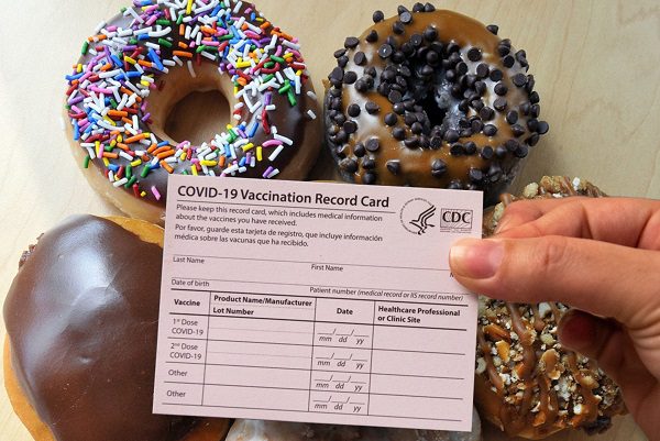 Dan donas, cervezas, bonos de ahorro y marihuana por vacunarse en EU